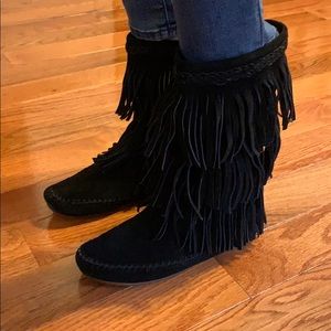 Minnetonka moccasin boots women’s size 6